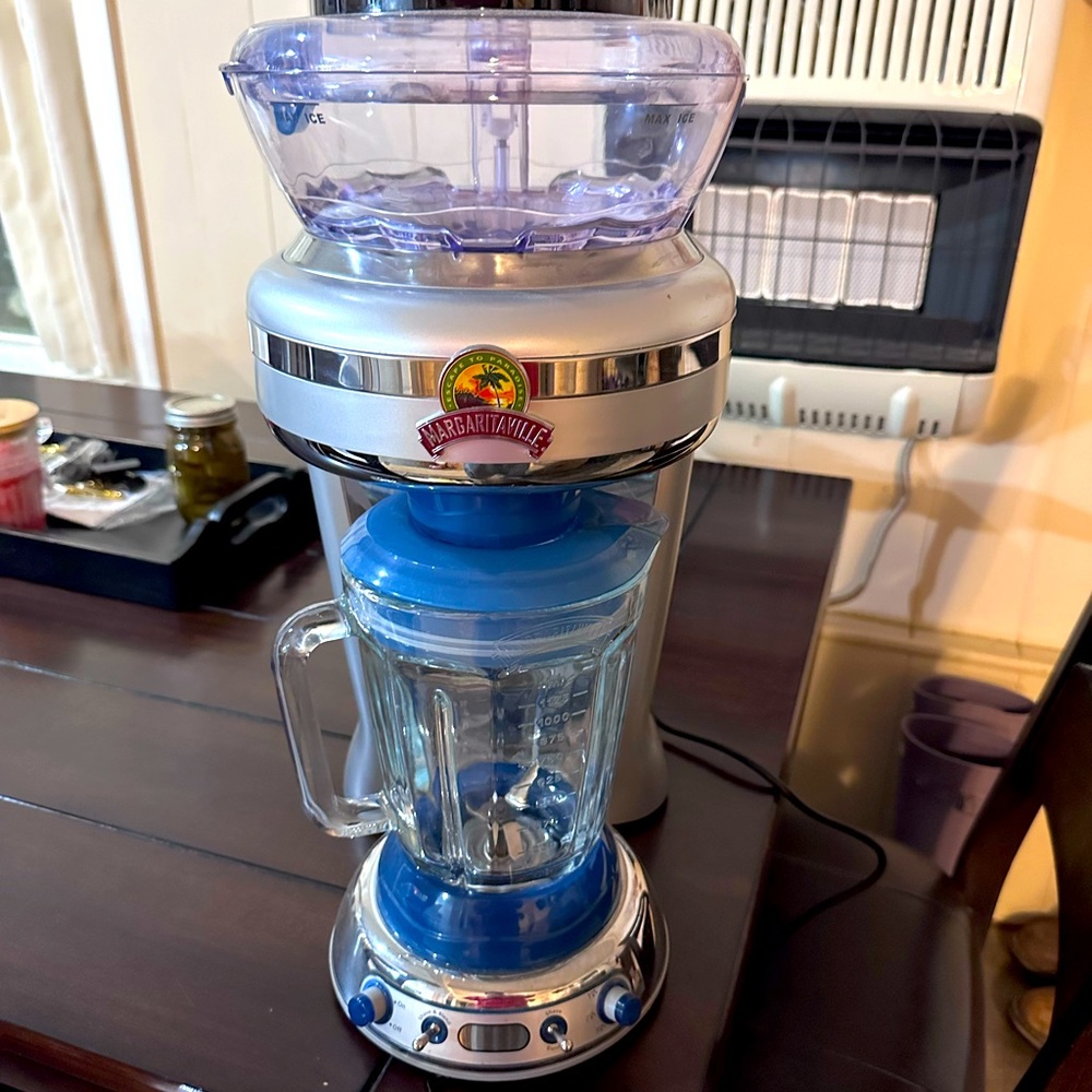 Margaritaville Key West Frozen Concoction Maker w Easy Pour and XL Ice Reservoir